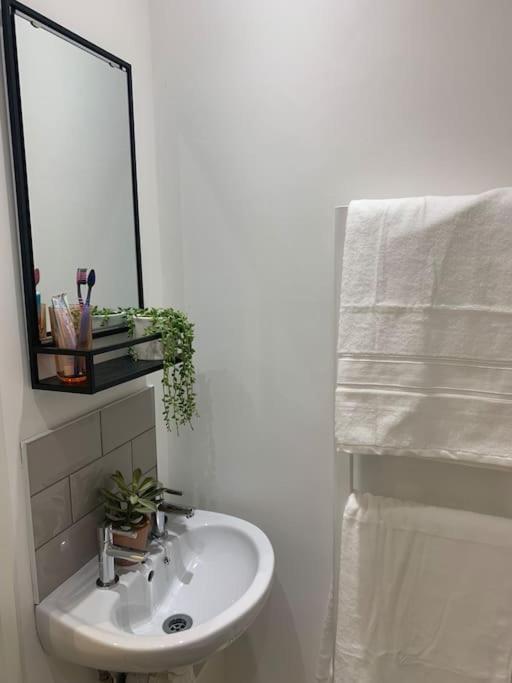 Alto - Lovely 2 Bedroom Serviced Apartment Bristol By Mint Stays Bagian luar foto